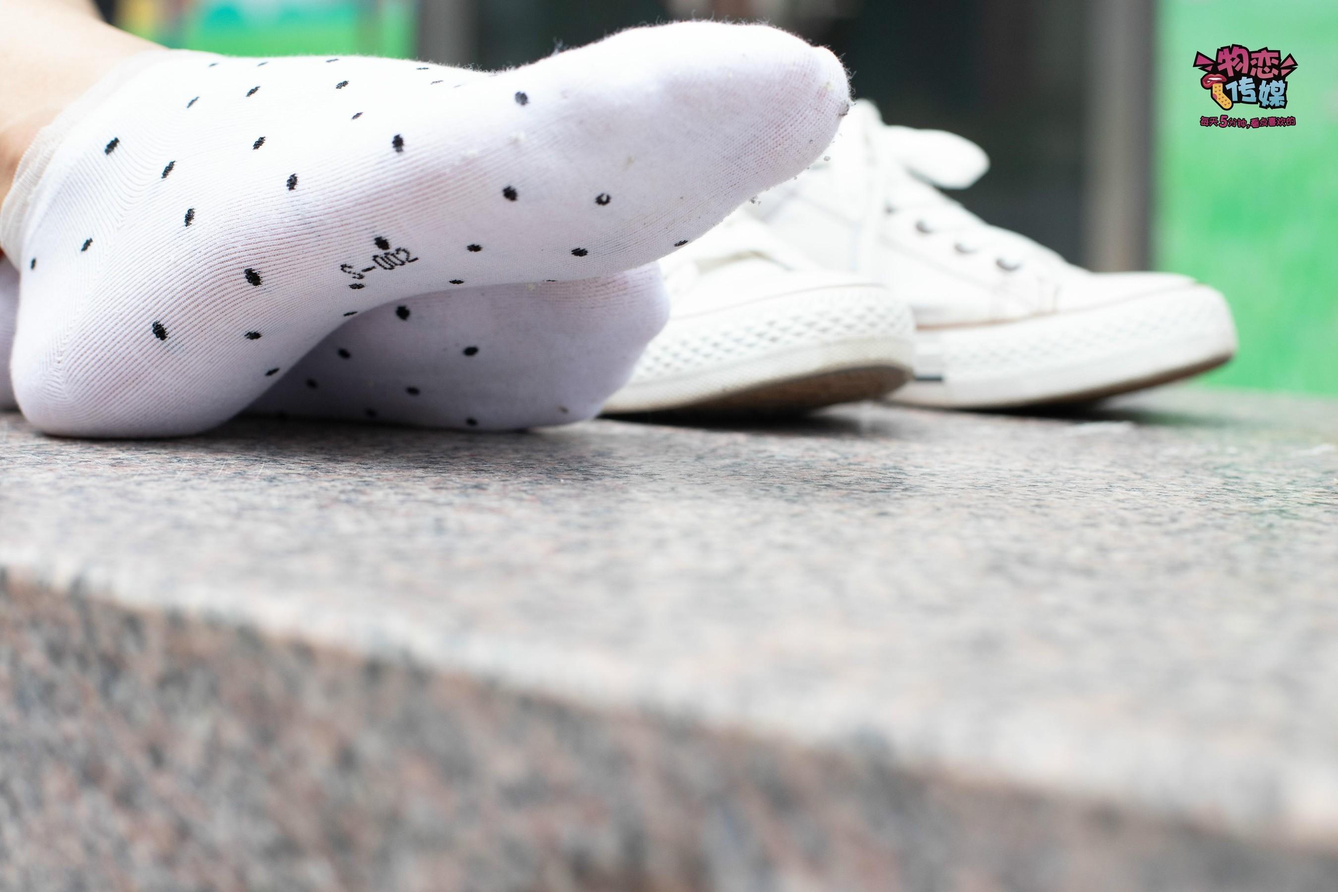 物恋传媒 No.51 俏皮露肩T恤搭配粉色小短裙白色板鞋配白色斑点袜[23] [56P]插图